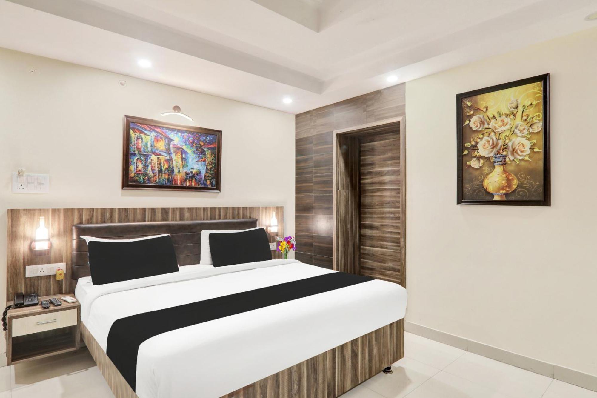 Super Townhouse Kankarbagh Formerly Kunwar Alcajars Patna  Bagian luar foto