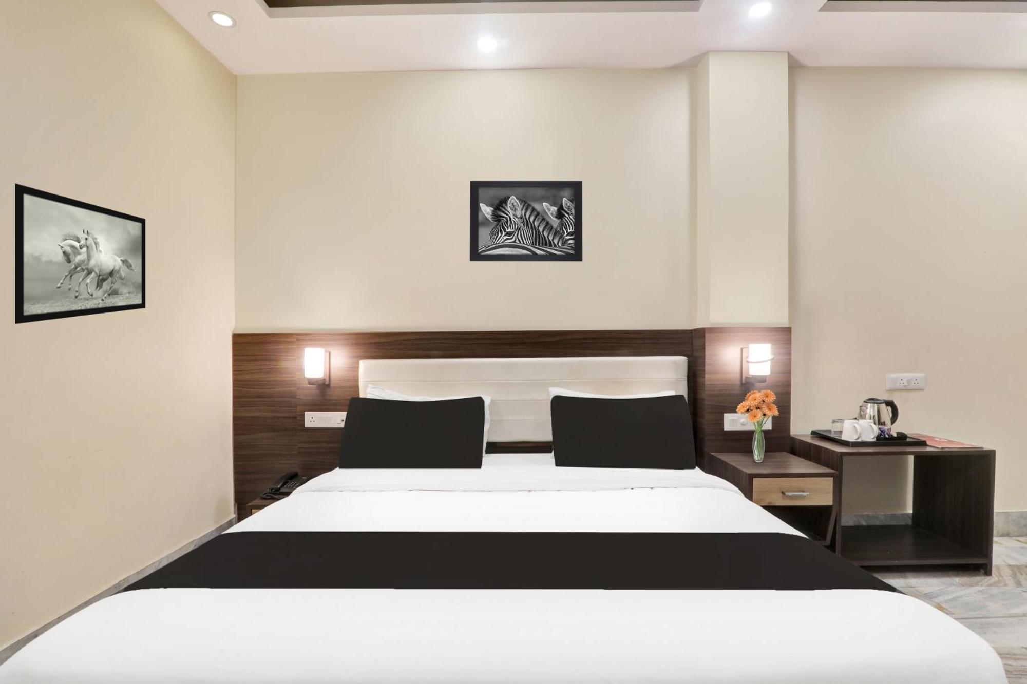 Super Townhouse Kankarbagh Formerly Kunwar Alcajars Patna  Bagian luar foto