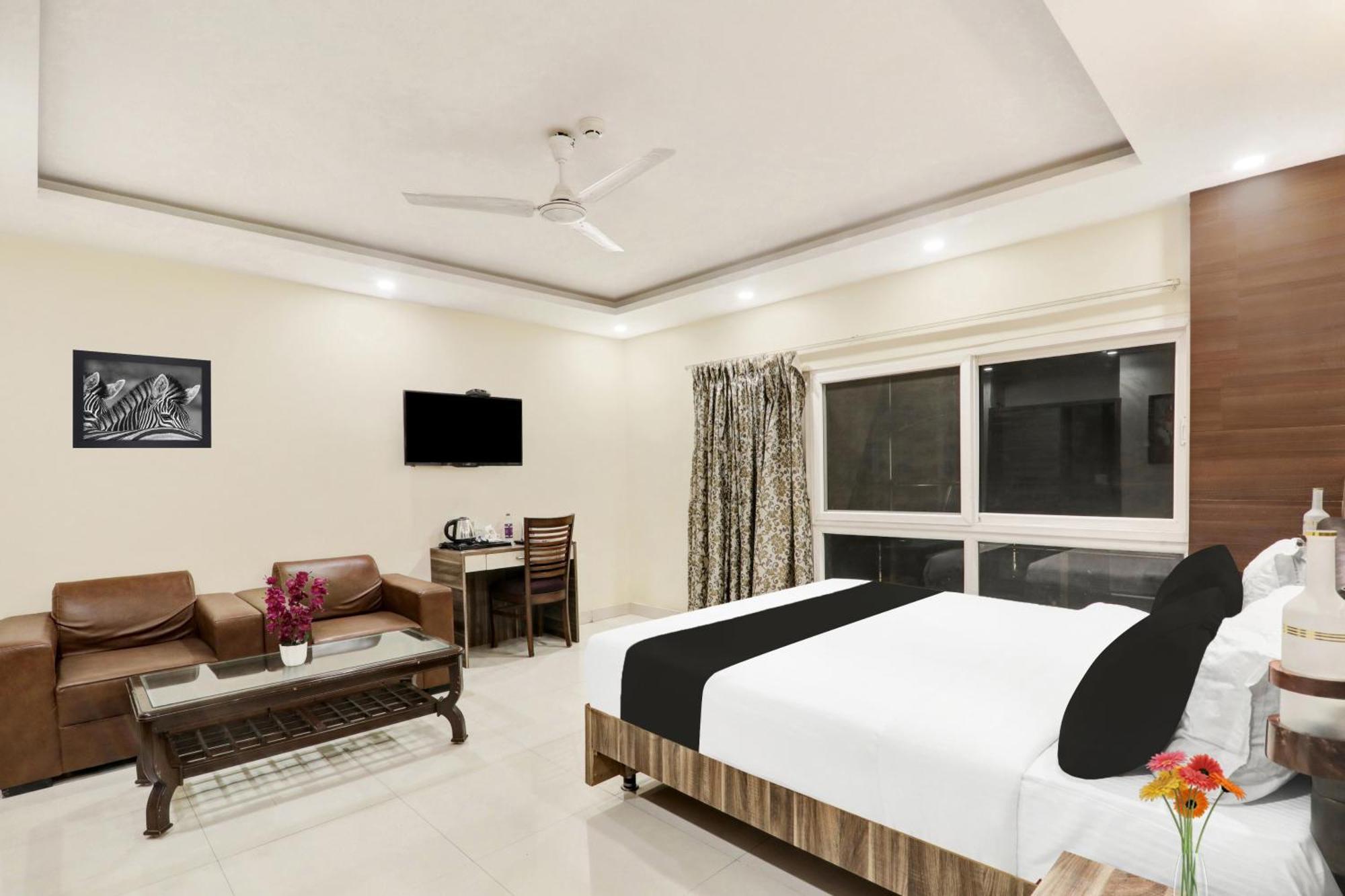 Super Townhouse Kankarbagh Formerly Kunwar Alcajars Patna  Bagian luar foto