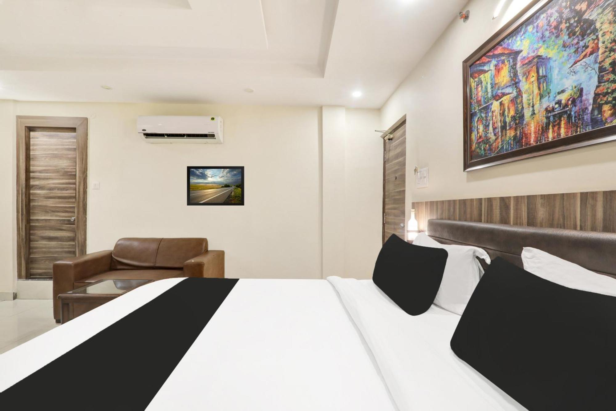 Super Townhouse Kankarbagh Formerly Kunwar Alcajars Patna  Bagian luar foto