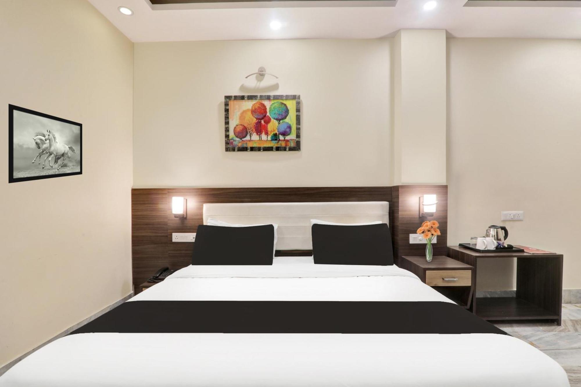Super Townhouse Kankarbagh Formerly Kunwar Alcajars Patna  Bagian luar foto